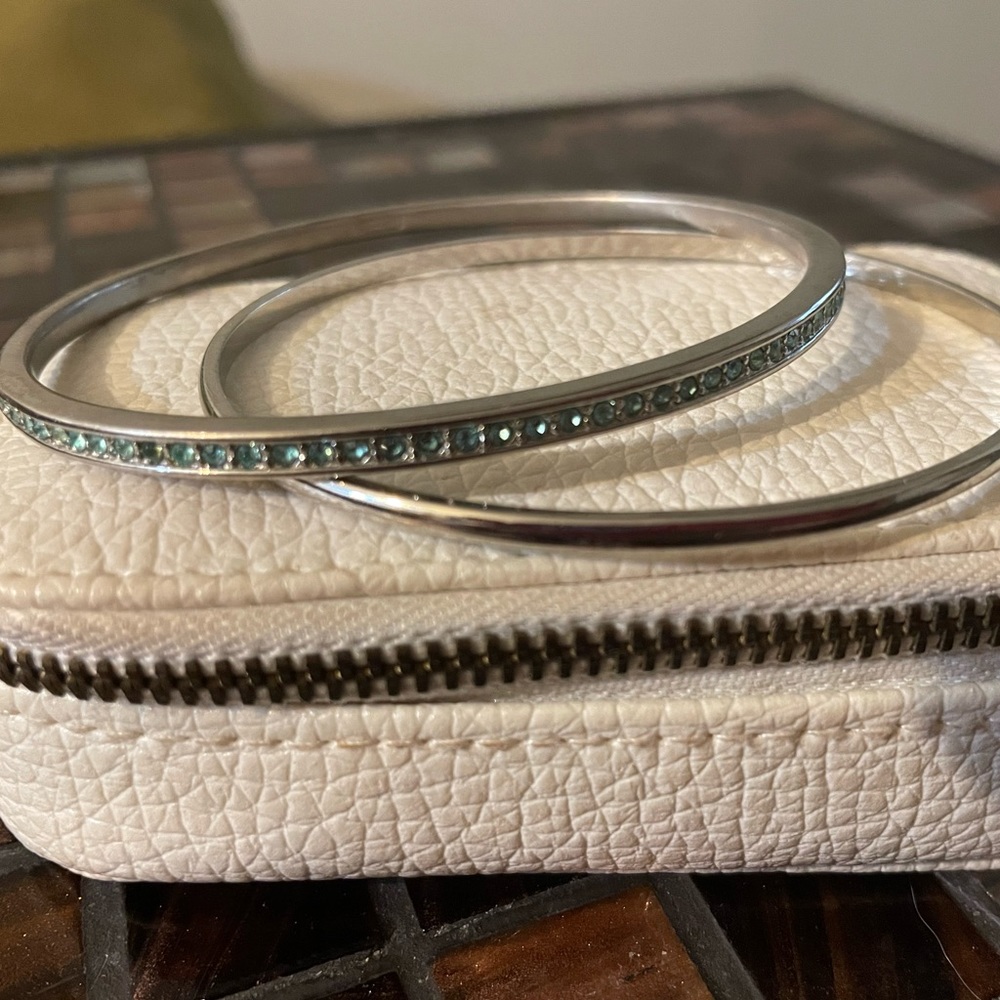 Set of silver bangles. One solid, second with turquoise. Oval shaped. - Picture 3 of 9